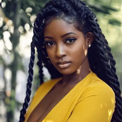 Woman wearing extra long senegalese twists 