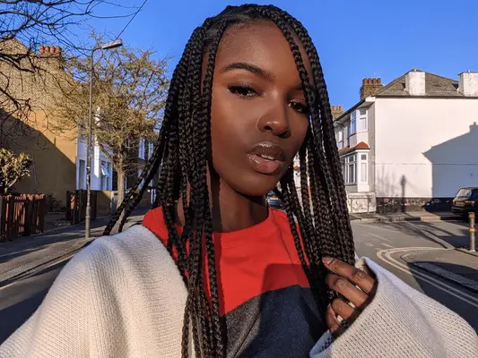model leomie anderson wearing knotless braids