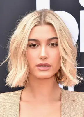 Hailey Bieber textured blonde bob