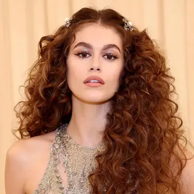 Model Kaia Gerber with long, loose curls