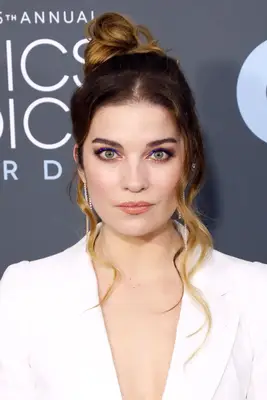 Annie Murphy messy bun