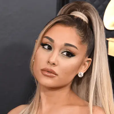 ariana grande wearing high ponytail