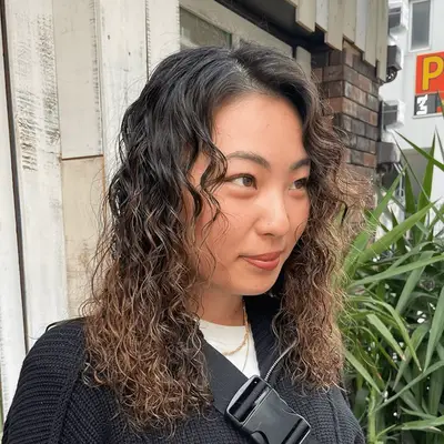 woman with layered spiral perm