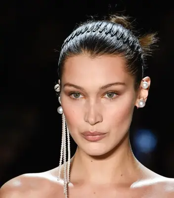 how to wear a headband: Try a tooth comb headband for a 