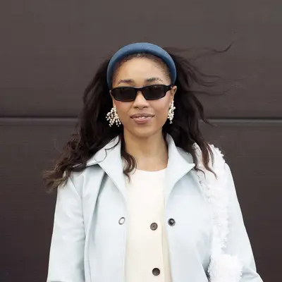 blue color headband street style