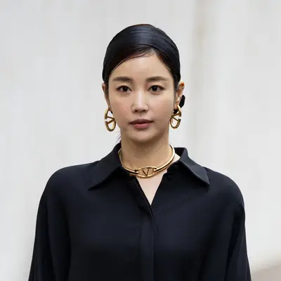 slicked down black headband street style