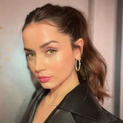 High ponytail with loose waves