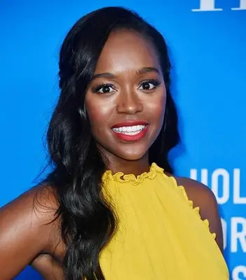 slimming hairstyle for wearing hair down