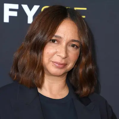 Maya Rudolph wears a sleek wavy shoulder-length hairstyle