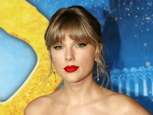 Taylor Swift poses at the world premiere of the new film 