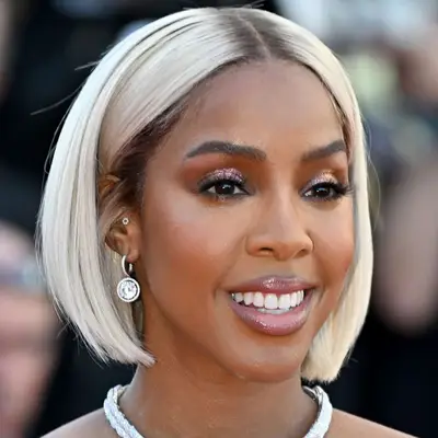 Kelly Rowland with platinum blonde hair in a short bob