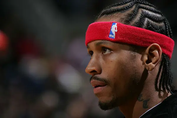 Allen Iverson wearng a red headband and zigzag braids during a sixers game