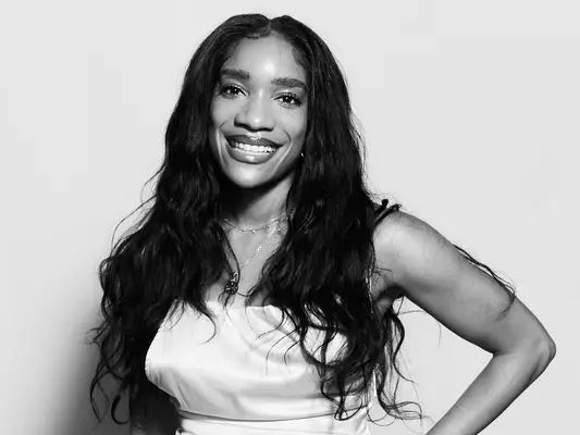 A advogada de saúde mental Elyse Fox discute a Brave Initiative da Maybelline Together