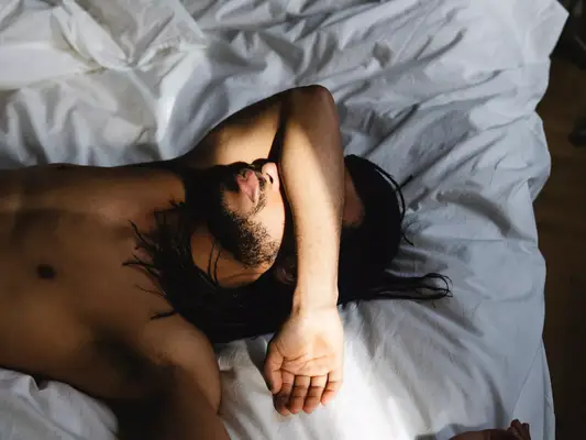 Nadmierne pocenie się u mężczyzn: skóry wyjaśniają przyczyny i zapobieganie