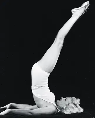 A woman from the 1930s–1940s doing a Glamour Girl Workout
