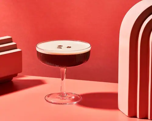 Oto dlaczego pewien alkohol sprawia, że ​​twoja twarz wydaje się dziwna