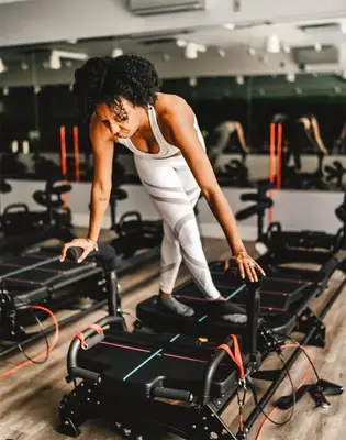 person does slt workout in gym