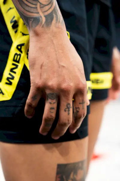 Gabby Williams tatuaże na palcach