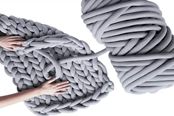 Armstrikket garn for tykt flettet knuteteppe