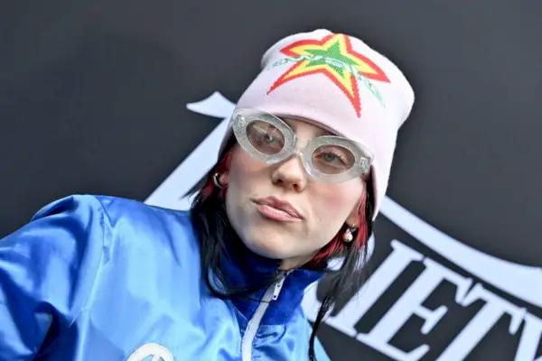 Billie Eilish har nettopp avslørt en ny hip tatovering – her er hva alt blekket hennes betyr