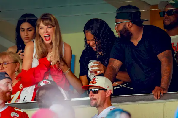 taylor swift ser under en ordinær sesongkamp mellom kansas city chiefs og chicago bears på geha field på arrowhead stadion 24. september 2023 i kansas city, missouri