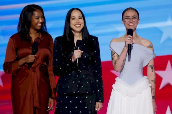 helena hudlin meena harris y ella emhoff hablan durante el dnc 2024