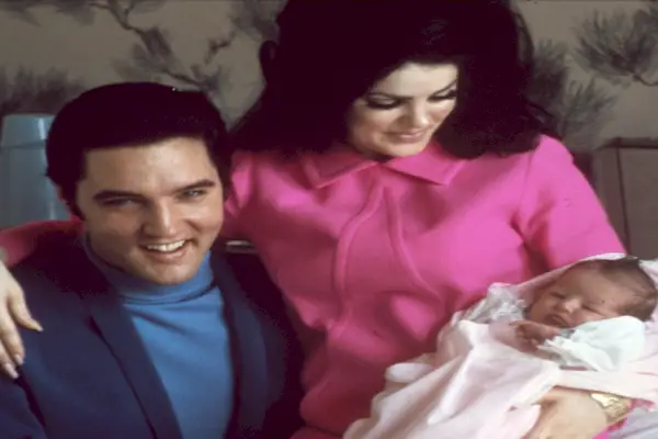 elvis presley y priscilla con la bebé lisa marie