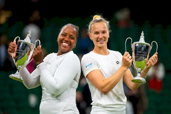 Taylor Townsend ze Stanów Zjednoczonych Katerina Siniakova z Czech pozuje z trofeami mistrzów po finale gry podwójnej wielkoszlemowego turnieju tenisowego mistrzostw Wimbledonu 2024