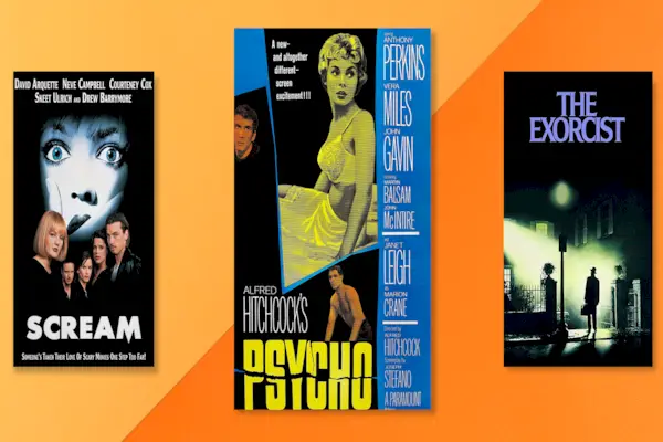 una persona que sostiene un objeto en llamas en un ambiente interior