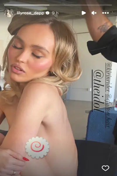 Lily-Rose Depp delte et toppløs bilde og hun ser utover
