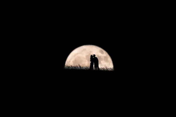 romance sob a lua, um beijo apaixonado iluminado pela lua cheia
