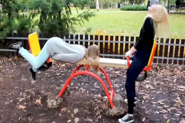 venner hvisker til hinanden