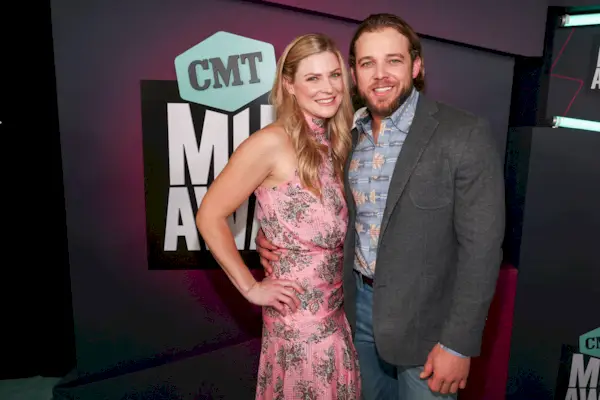 Hvězda filmu „Fire Country“ Max Thieriot odhaluje, jak ho manželka Lexi Murphy přesvědčila, aby hrál Bode