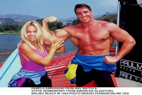 Malibu circa Pamela Anderson und Steve Henneberry aus der Fernsehserie „Gladitors albern herum“.