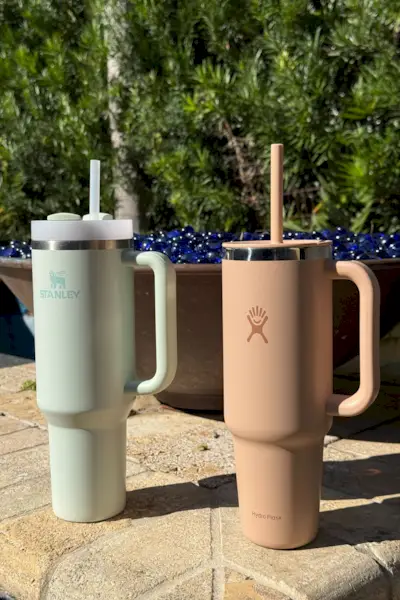 un gobelet Stanley de 40 oz à côté d'un gobelet Hydro Flask de 40 oz