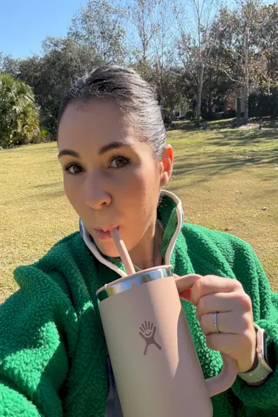 Lindsay Geller, directrice du style de vie de WH, sirotant un gobelet hydroflacon de 40 oz