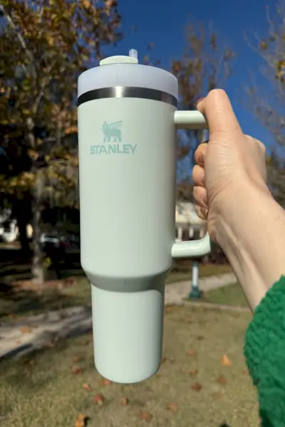 J'ai testé les gobelets Hydro Flask et Stanley pour voir lequel est le meilleur. Voici ma critique honnête.