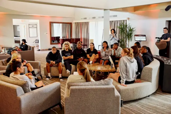 Kumpel Klasse 2025 Kelsey Plum Holly Rowe