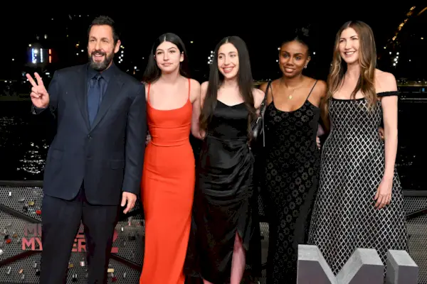 Møt Adam Sandlers døtre: Sadie And Sunny Star i Netflix-filmen 'You're So Not Invited To My Bat Mitzvah'