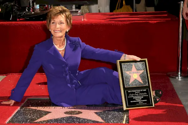 Richterin Judy Sheindlin wurde für ihre Leistungen im Fernsehen mit einem Stern auf dem Hollywood Walk of Fame geehrt