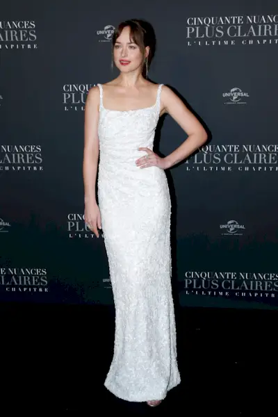 Dakota Johnson, ubrana w sukienkę Prady, uczestniczy w programie „Pięćdziesiąt twarzy uwolnionych”.