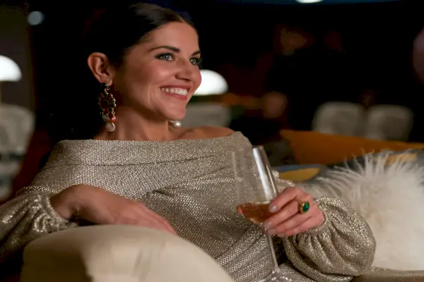 wymyślanie Anny Mariki Dominczyk jako Talii Mally w 101 odcinku wymyślania Anny Cr Aaron epsteinnetflix © 2021