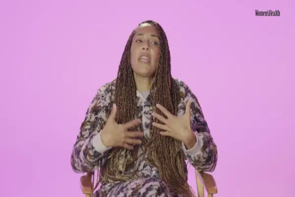 Léta gymnastiky učila komika a herce Amandu Sealesovou, jak vstát po sražení