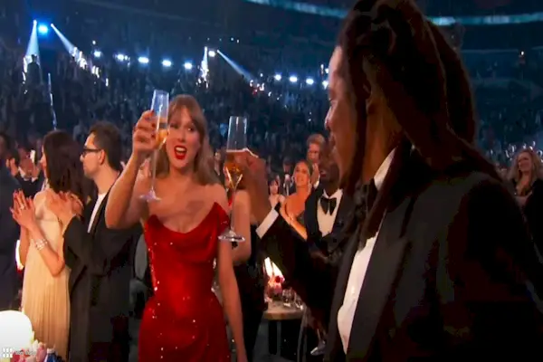 Ce que signifie vraiment le toast des Grammys de Taylor Swift et Jay-Z à Beyoncé, selon un expert en langage corporel