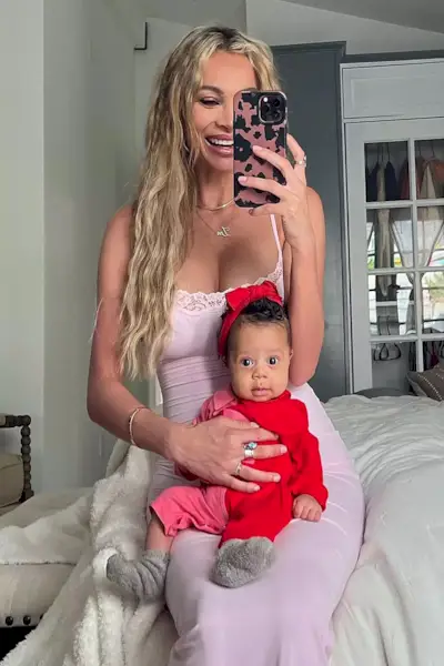 Alyssa Scott und Tochter Halo machen ein Spiegel-Selfie