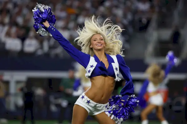 Hvor er Sophy Laufer fra 'America's Sweethearts: Dallas Cowboys Cheerleaders' nå? Har hun anklaget?