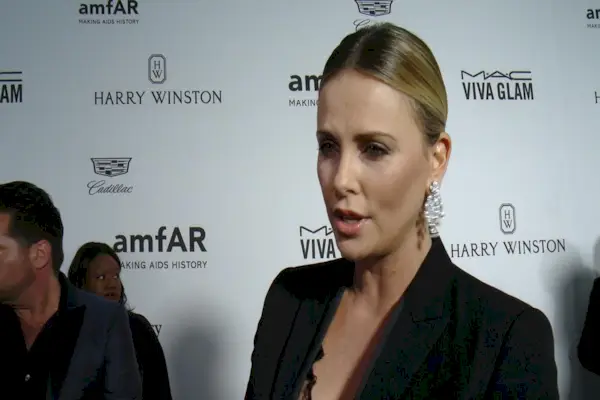 Charlize Theron åpnet opp om natten moren hennes skjøt og drepte faren i selvforsvar