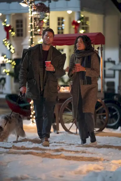 o diário de noel l a r justin hartley como jake, barrett doss como rachel no diário de noel cr kc baileynetflix © 2022