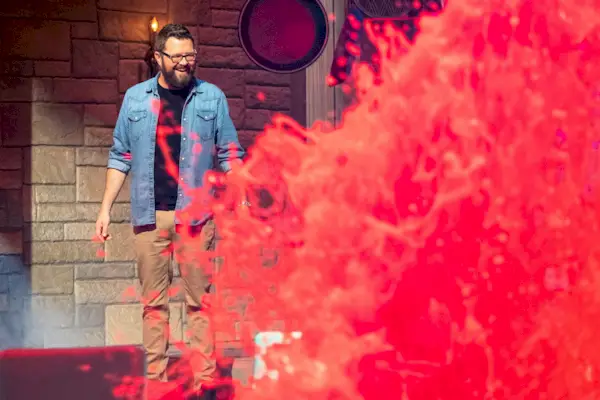 Så...Hvor går «Floor Is Lava»-deltakerne når de faller inn i lavaen?