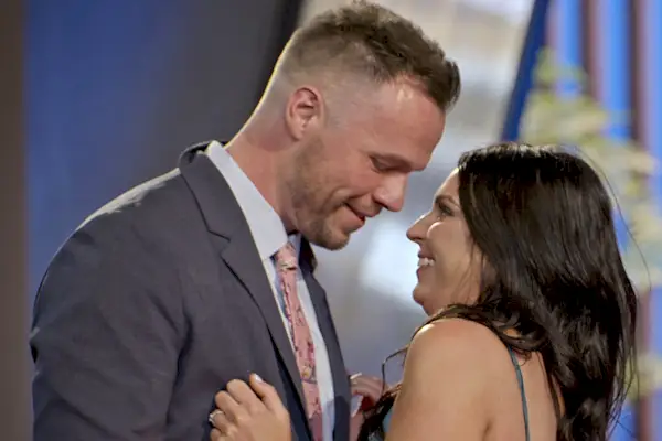 kærlighed er blind l til r nick thomas og danielle ruhl i sæson 2 af kærlighed er blind cr netflix © 2022